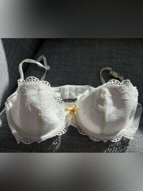 Elle MacPherson Brand- White Lace Underwire Bra- size 34c- Womens Intimates